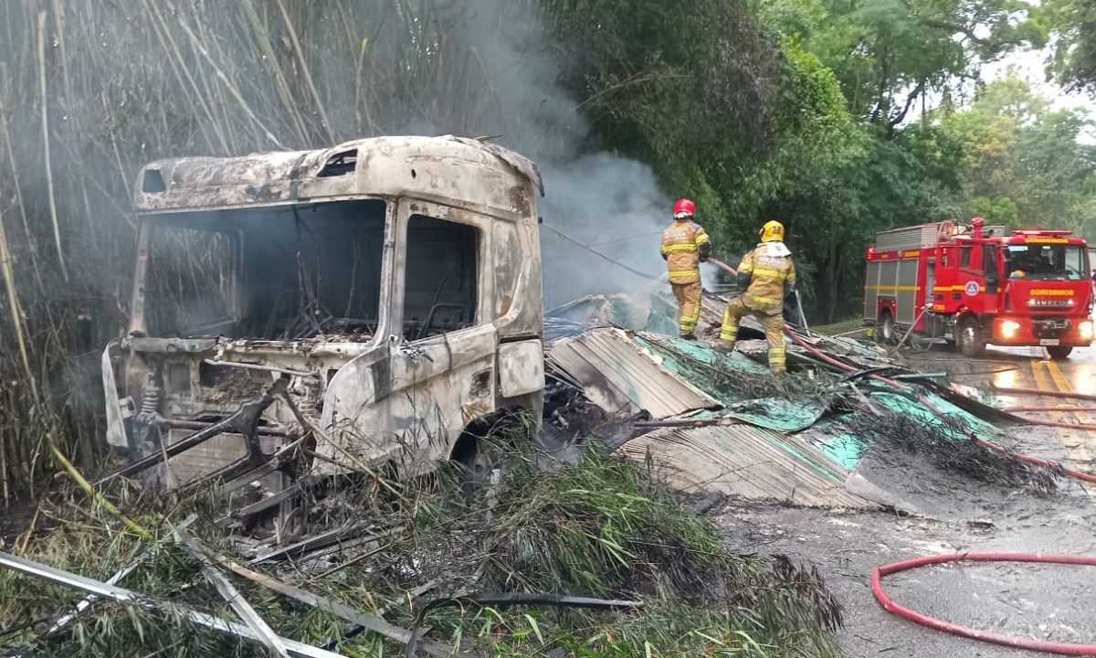 Caminhão que transportava drywall pega fogo na BR-040 na Zona da Mata