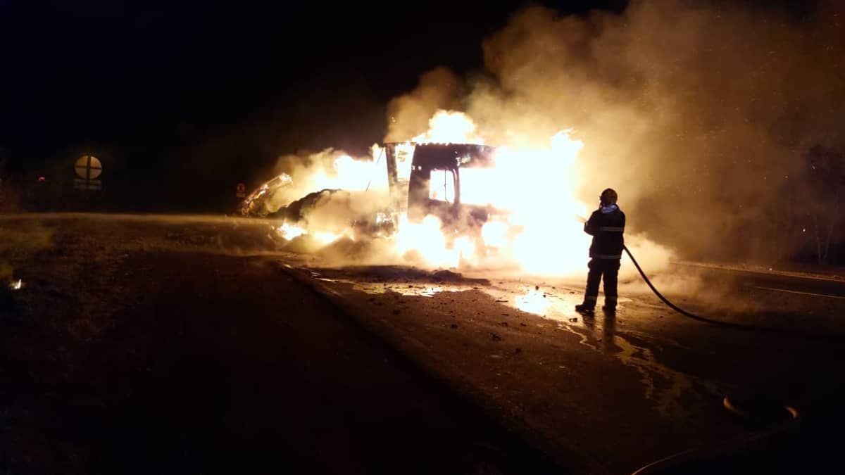 Vídeo: caminhão com cimento e açúcar pega fogo e motorista não é encontrado no Norte de Minas 