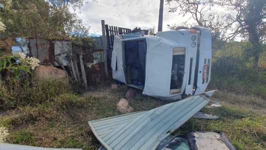 Caminhão perde o controle em Itabirito, região Central, mata uma pessoa esmagada e deixa outra gravemente ferida
