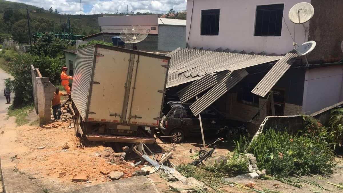 Caminhão perde os freios, invade casa e bate em dois carros no interior de Minas