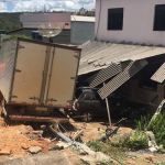 Caminhão perde os freios, invade casa e bate em dois carros no interior de Minas