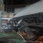 Caminhão perde os freios, arrasta carro e mata criança dois dias antes do aniversário, no RJ