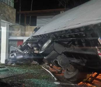 Caminhão perde os freios, arrasta carro e mata criança dois dias antes do aniversário, no RJ