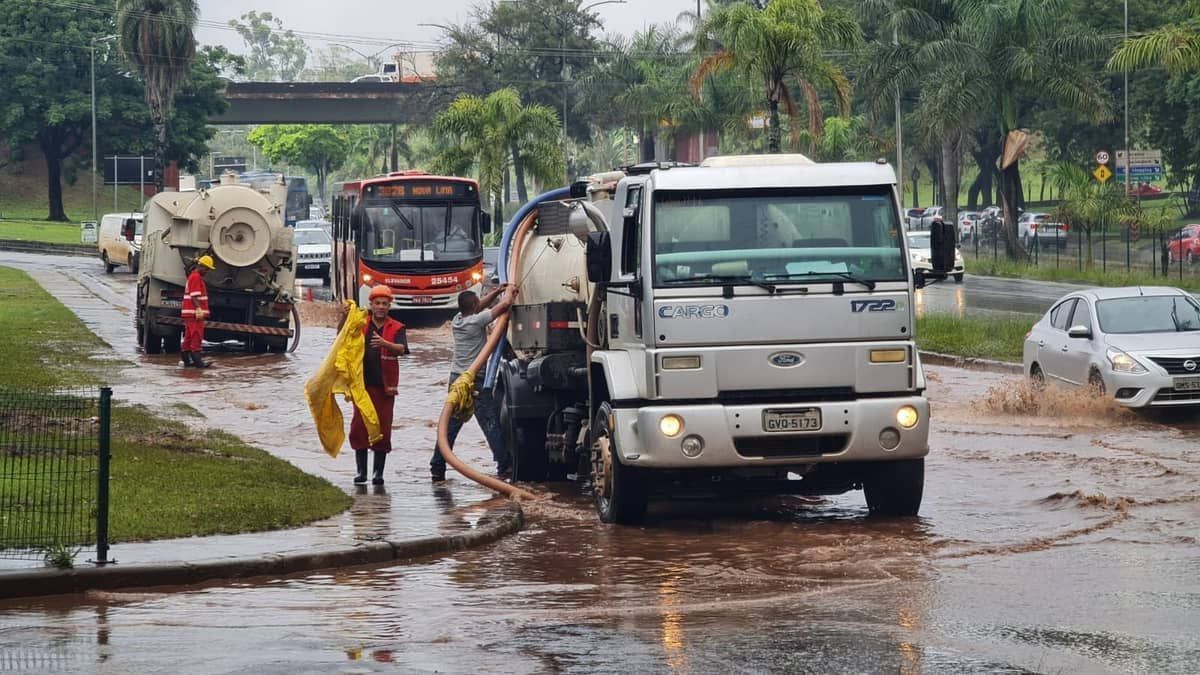 Vídeo: chuva intensa alaga trecho da BR-356, no BH Shopping, em Belo Horizonte  
