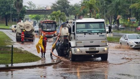 Caminhão pipa usado para drenar água que tomou conta da BR-356 nas proximidades do BH Shopping