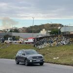 Vídeo: acidente complica trânsito no Anel Rodoviário e carga de caminhão tombado é saqueada