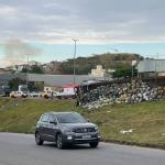 Vídeo: acidente complica trânsito no Anel Rodoviário e carga de caminhão tombado é saqueada