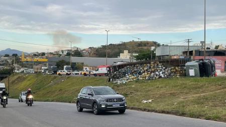 Caminhão que tombou carregava botijões de gás