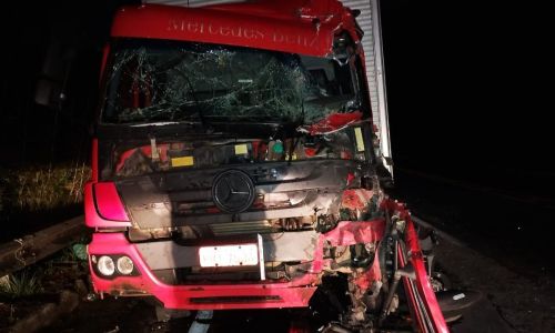 Caminhão que transportava foguetes colidiu com carreta vazia em Barbacena