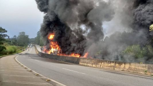 Caminhão tanque explode na BR-040, em Barbacena.