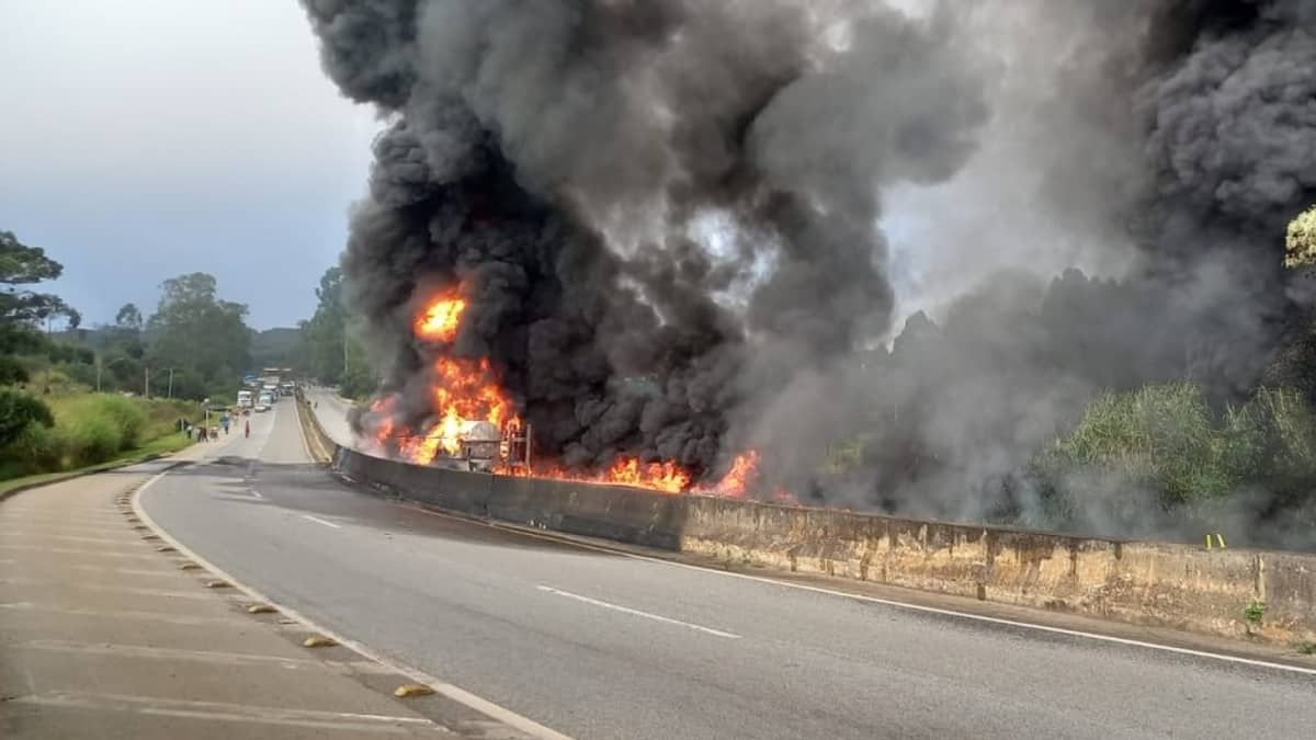 Barbacena: explosão de caminhão-tanque deixa mais de 100 mil moradores sem água