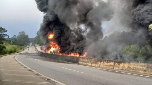 Caminhão-tanque explodiu na BR-040 e contaminou rio das Mortes em Barbacena