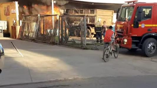 Caminhão tanque pega fogo após uso de maçarico em Itaúna