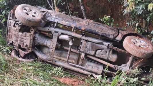 Caminhão teria fechado o carro; motorista perdeu o controle do veículo e caiu em um barranco