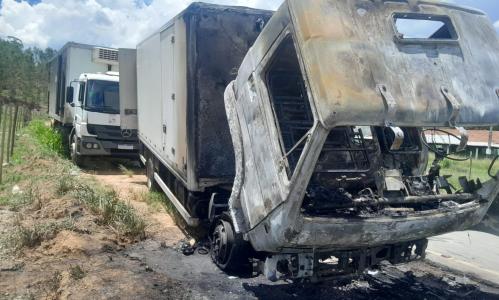 Caminhão teve carga saqueada em Leopoldina