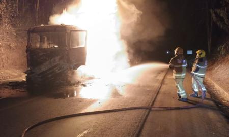Caminhão teve perda total na MG-353