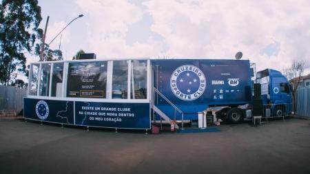 Caminhão todo estilizado é atração principal da Caravana Cruzeiro