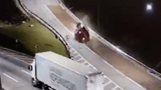 Caminhão tomba ao entrar no espaço de pedras da área de escape
