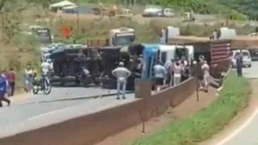 Caminhão tomba e interdita totalmente rodovia Fernão Dias no sentido Belo Horizonte