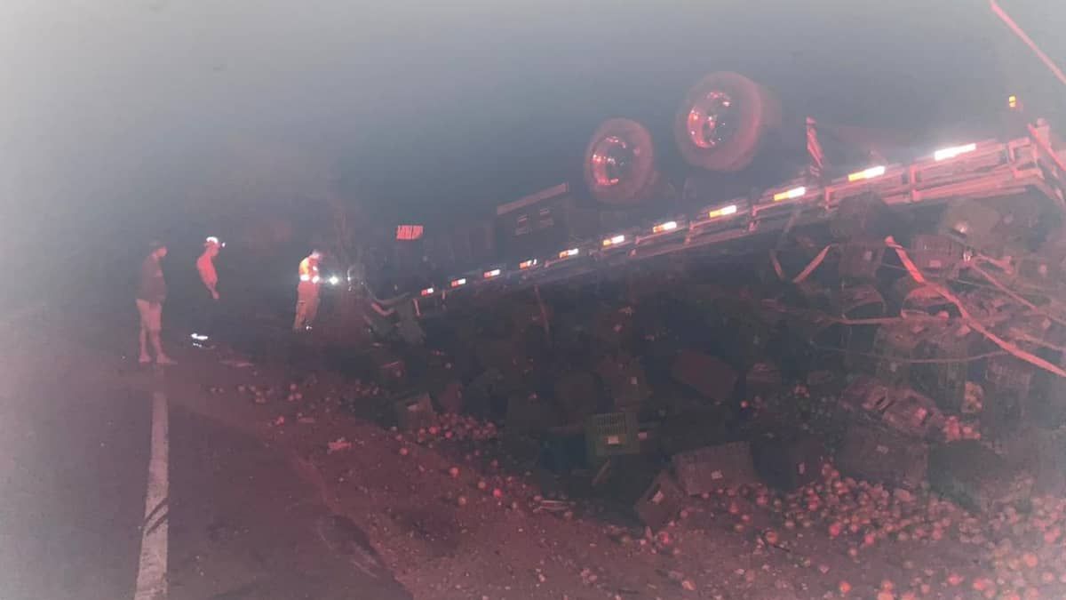 Caminhão tomba e motorista fica ferido em Olhos-d’Água 