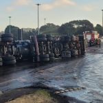 Carreta com diesel tombada no Anel Rodoviário: não há previsão de liberação das pistas