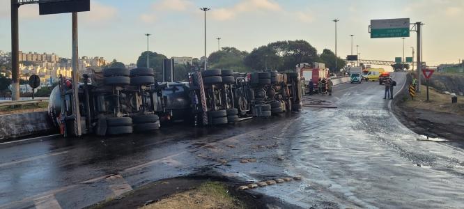 Caminhão carregado de diesel tombado no Anel Rodoviário em Belo Horizonte.