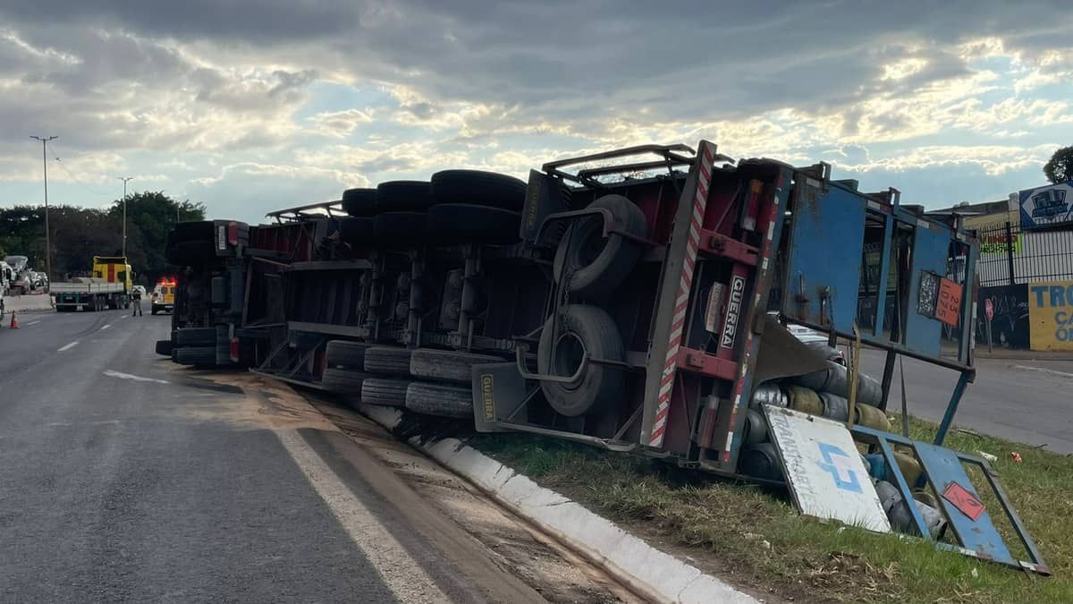 Anel Rodoviário continua parcialmente interditado cinco horas após acidente