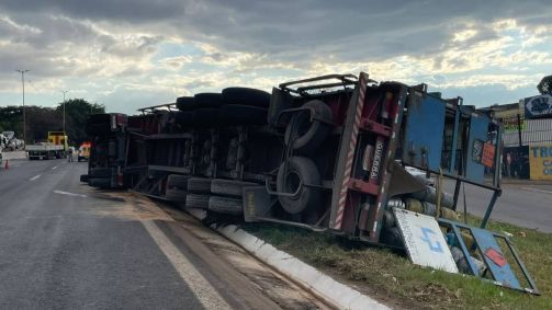 Caminhão tombou no canteiro central e parte da carga foi saqueada