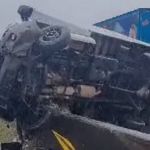 Vídeo: carreta tomba na rodovia Fernão Dias, que apresenta 3km de congestionamento no sul de MG