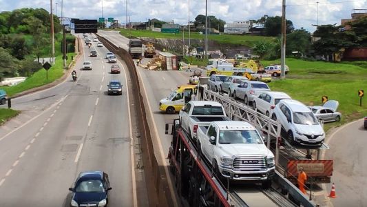 Caminhão tombou no local nesta manhã