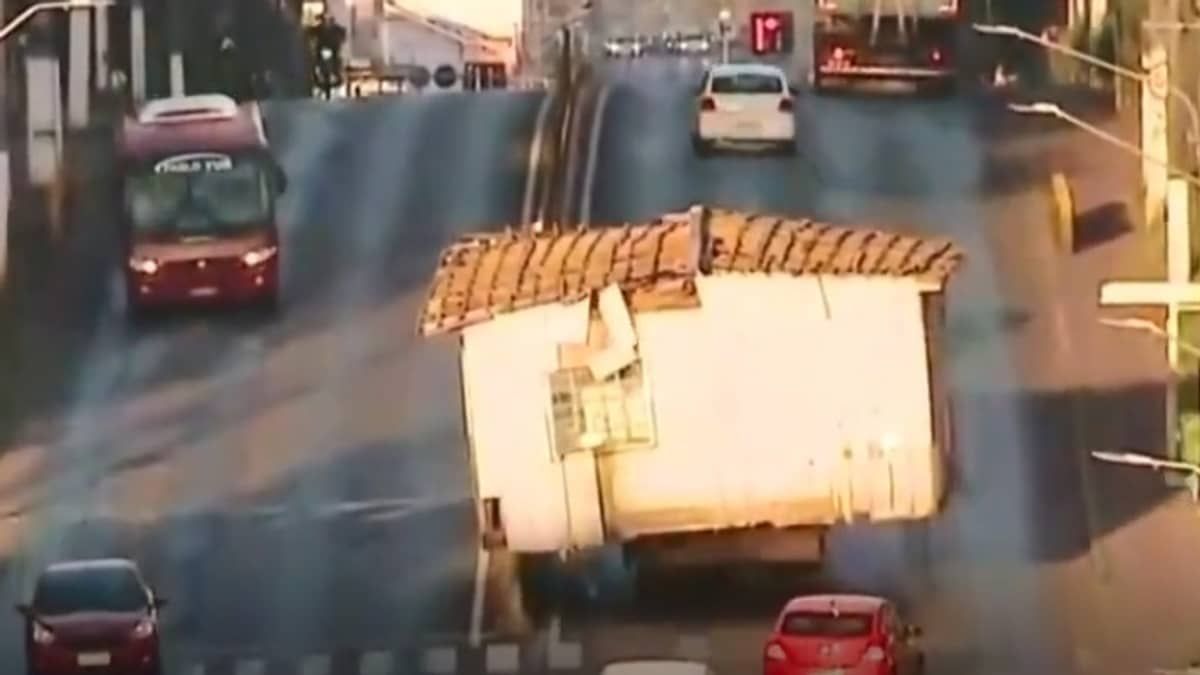 Caminhão transporta casa inteira em avenida de Santa Catarina