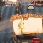 Caminhão transporta casa inteira em avenida de Santa Catarina