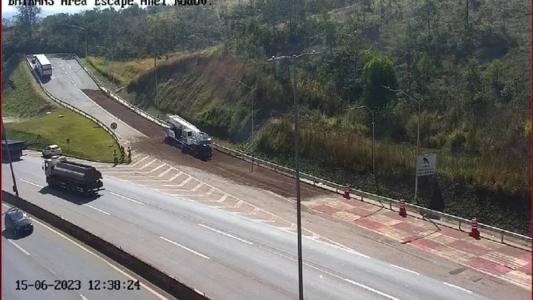 Caminhão utilizou a área de escape do Anel Rodoviário