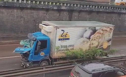 Acidente entre carreta e caminhão complica o trânsito na av. Cardeal Eugênio Pacelli em Contagem (MG)