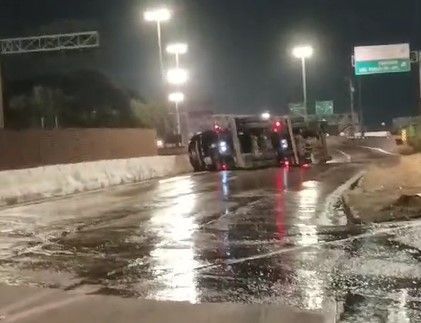 Caminhão tombou durante a madrugada; Caminhão tombou durante a madrugada;
