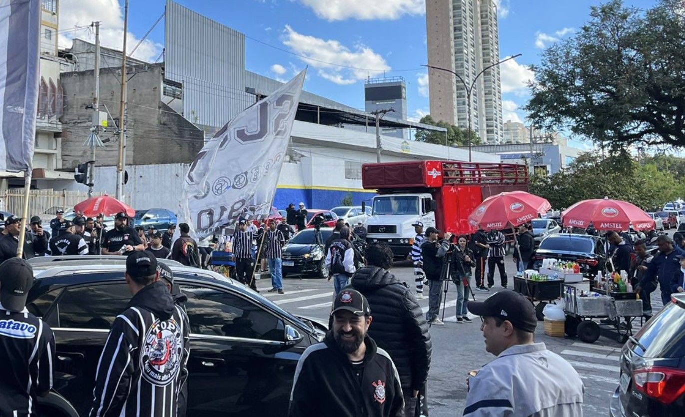Caminhão toca hinos de Palmeiras e Vasco durante Assembleia do Corinthians e gera confusão