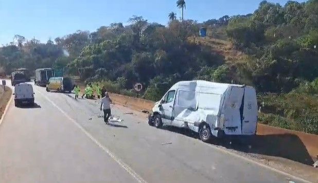 Veja vídeo do engavetamento envolvendo sete veículos que fecha a Fernão Dias na Grande BH