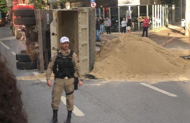Vídeo: caminhão carregado com areia tomba na avenida Amazonas, em BH