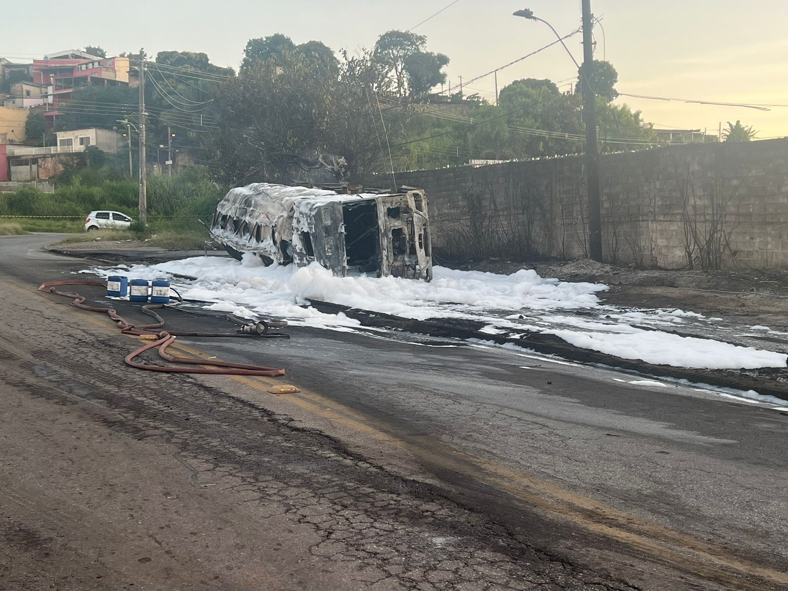 Vídeo: caminhão com combustível explode, mata motorista e atinge casas no Anel Rodoviário de BH