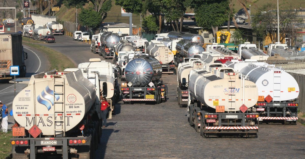 Transportadores de combustíveis ameaçam greve em Minas Gerais