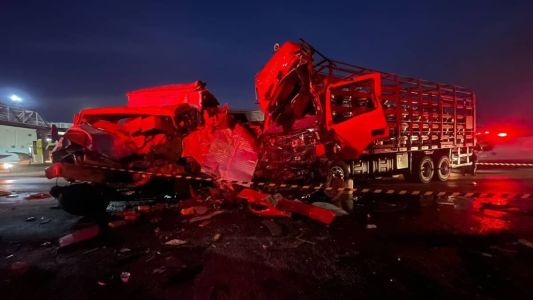 Caminhões colidiram frontalmente na BR-135