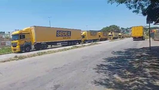 Caminhões fazem fila nos Correios