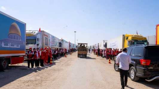 Caminhões que transportam ajuda humanitária esperam para cruzar para Gaza vindos do Egito através de Rafah