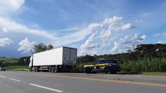 Caminhoneiro embriagado é preso na BR-262 com várias latas de cerveja