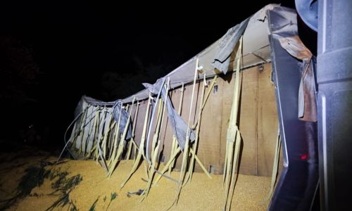 Caminhoneiro morre após tombamento na MGC-265 em Mercês Foto.jpg