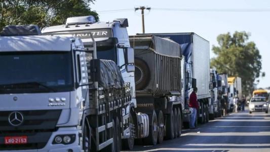 Caminhoneiros falam em greve