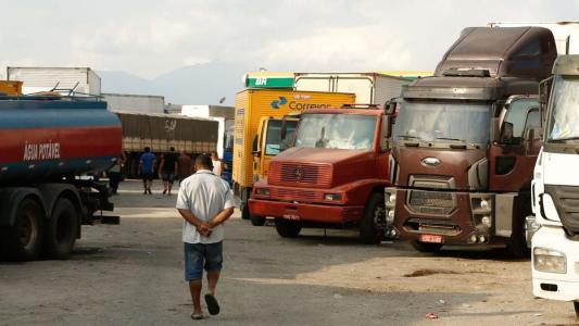 Caminhoneiros sofrem para abastecer os veículos