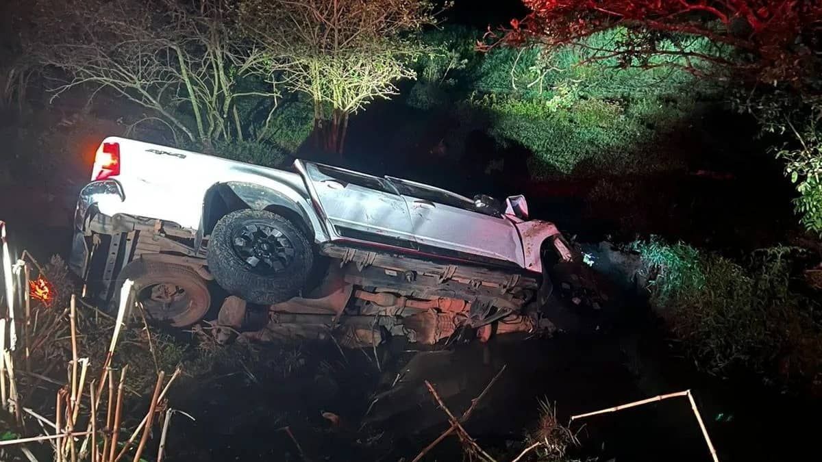 Caminhonete superlotada capota, cai em córrego, e deixa 6 pessoas feridas em Minas