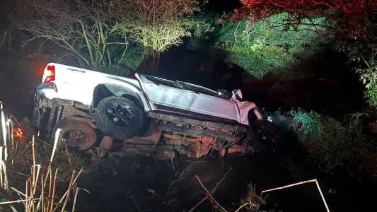 Caminhonete capotou e caiu em córrego durante a madrugada deste sábado (18)