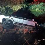 Caminhonete superlotada capota, cai em córrego, e deixa 6 pessoas feridas em Minas